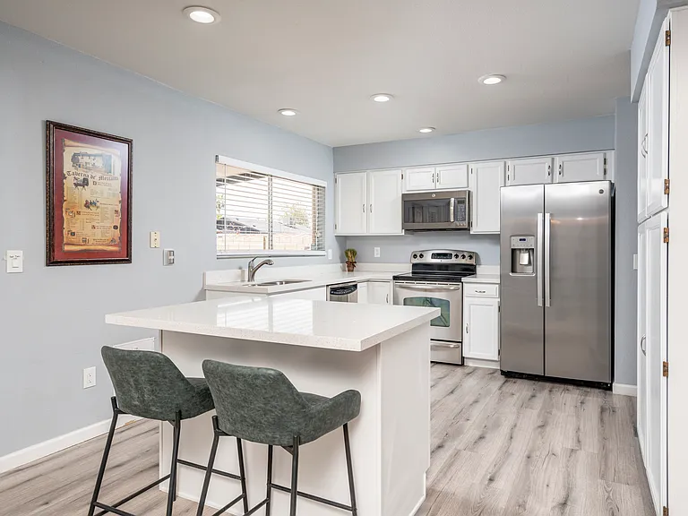951 W La Jolla Dr — Photo 6
