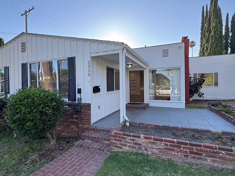 1315 Sonora Ave — Photo 2