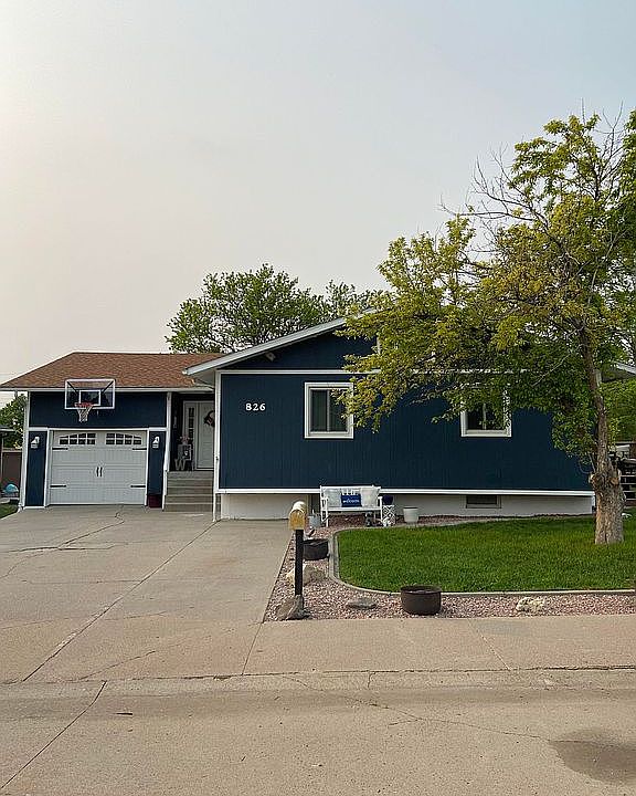 826 E 9th St, Chadron, NE 69337 Zillow