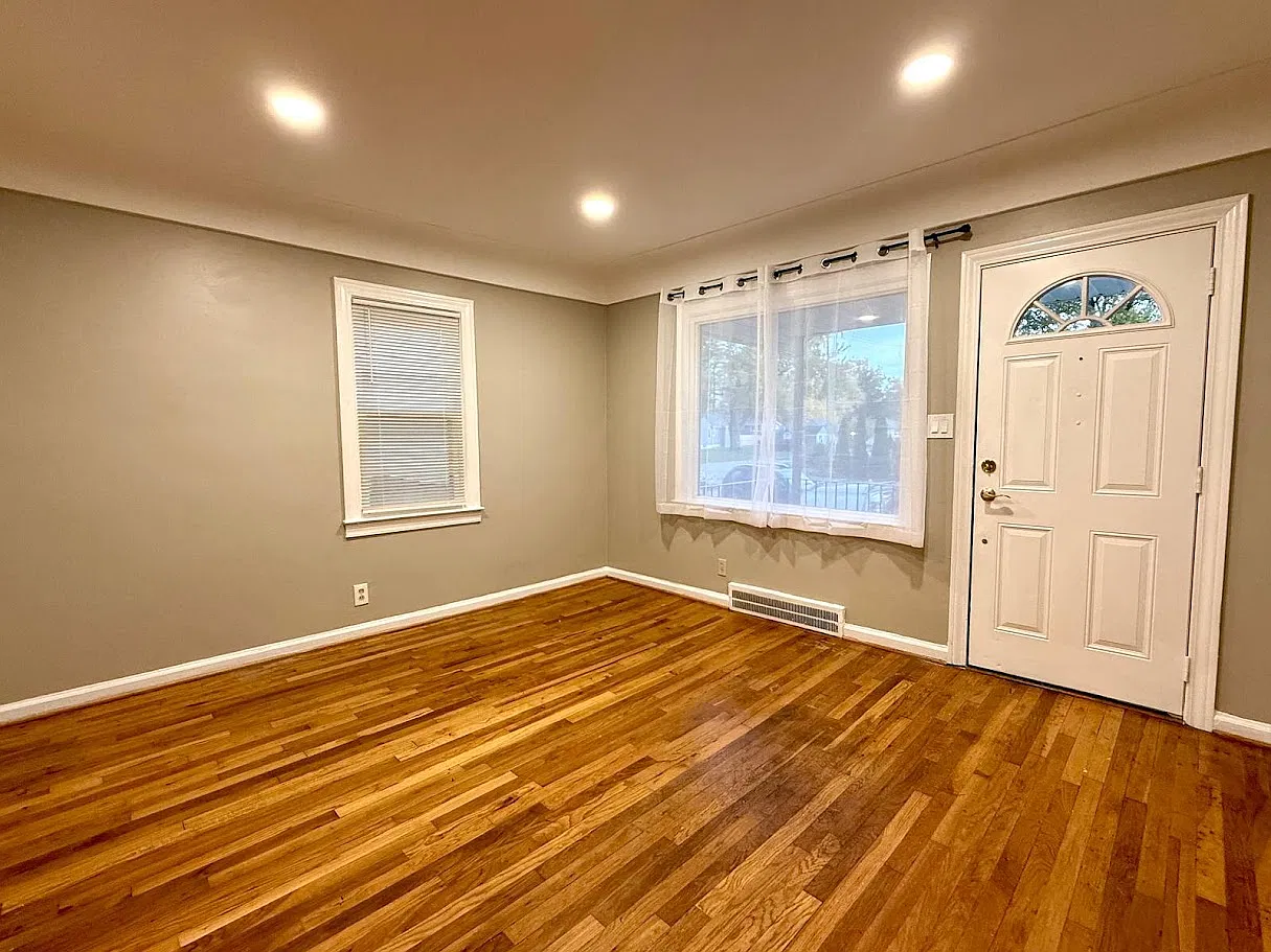 3 bed, 993 sqft, $1,345 — Photo 2