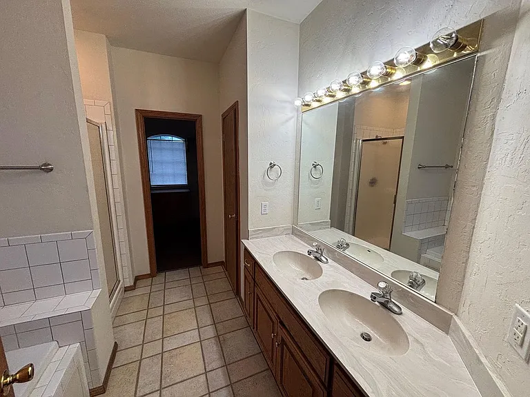2207 N Burdick St — Photo 12