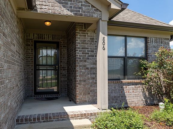 4th image of 806 Crittenden Blvd