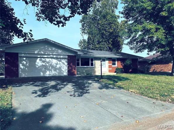 11 Meckfessel Dr, Fairview Heights, IL 62208
