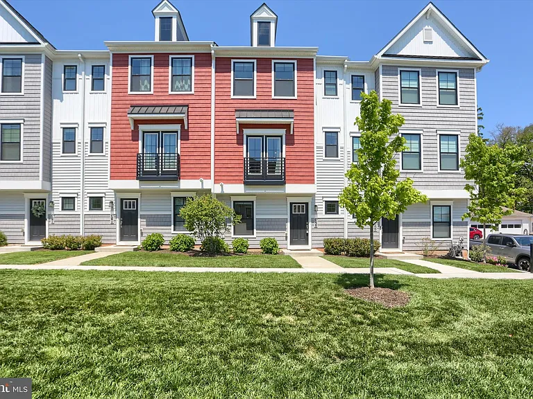 320 Walnut St — Photo 1