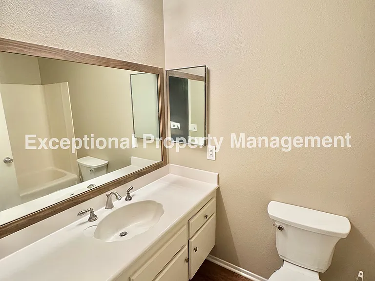 834 W 16th St — Photo 15