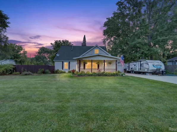 8847 Rosella St, Taylor, MI 48180