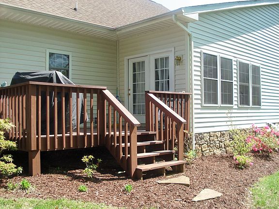 Deck in back