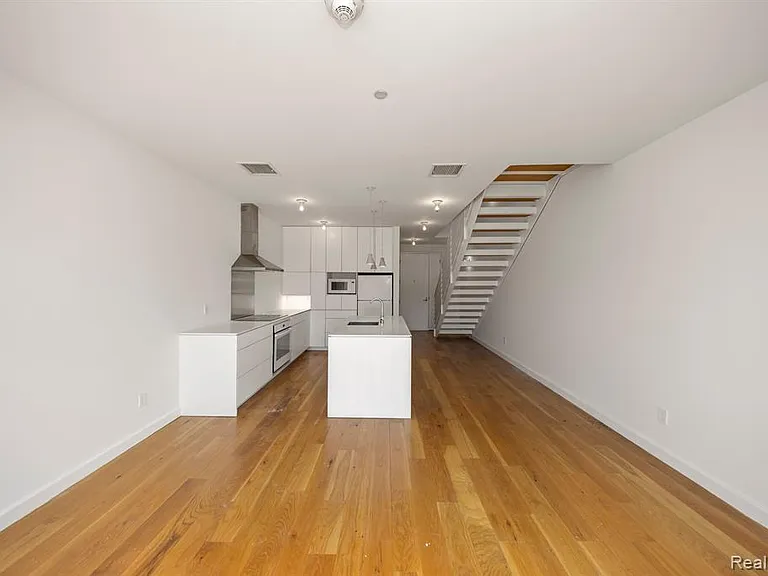 644 Selden St #302 — Photo 12