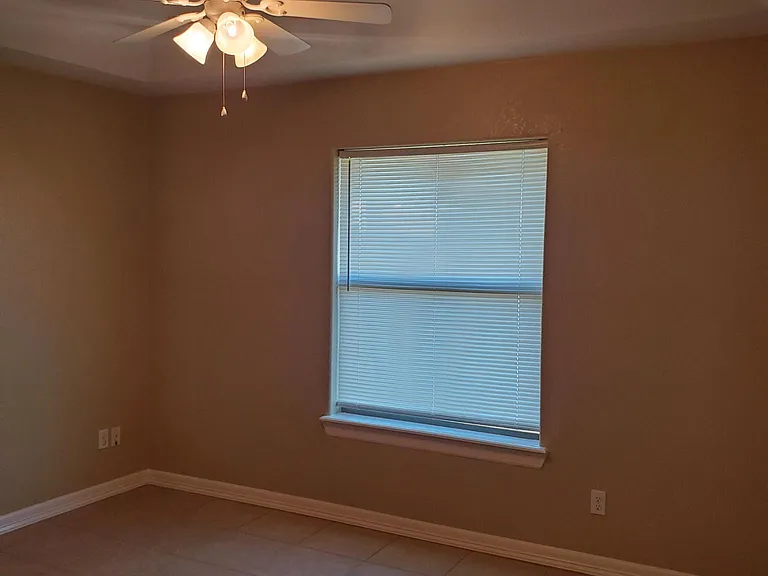 1906 Treasure Oaks Dr — Photo 9