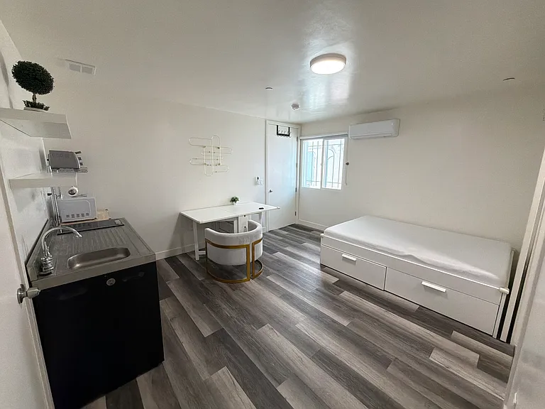 1280 W 37th Pl #B1 — Photo 16