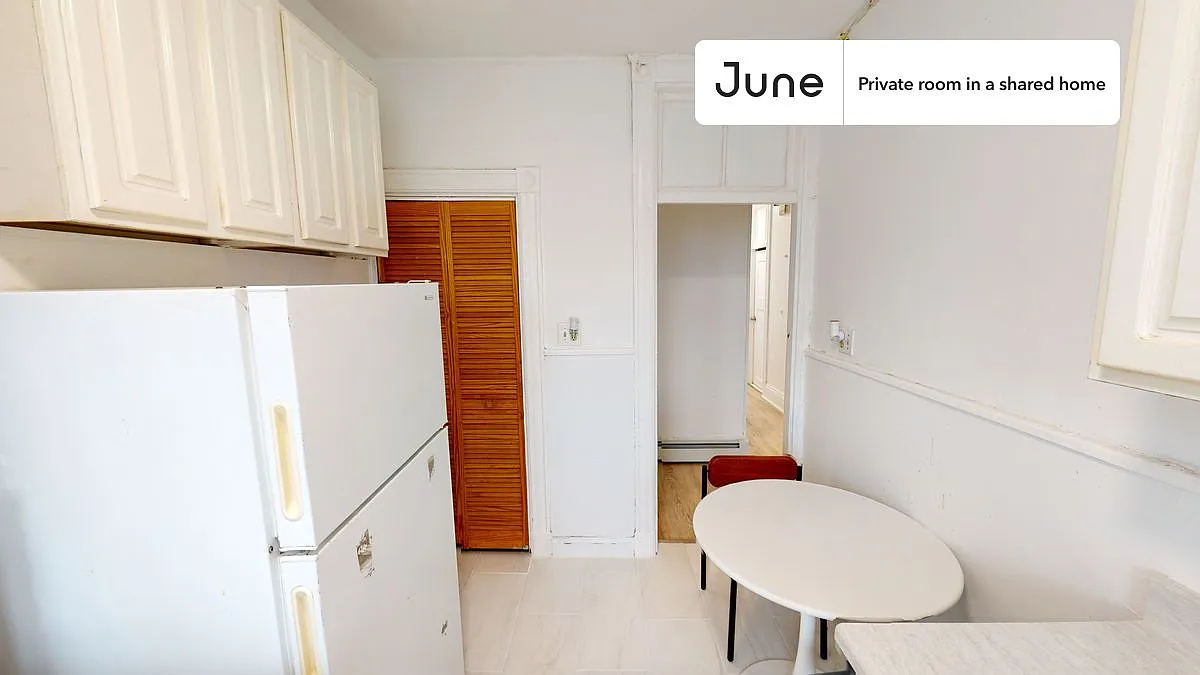 Full bedroom in 4 bed/1 bath home in Allston #1421 A — Photo 4