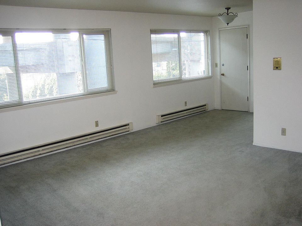 Harvard 103 living and dining area; door out to deck