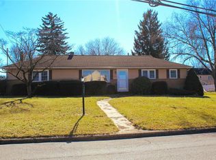 700 Apple Blossom Rd, Easton, PA 18040