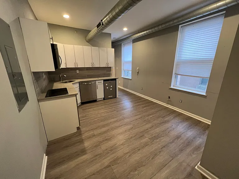 1535 W Poplar St — Photo 11