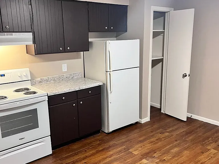 Bristol Square Apartments — Photo 275