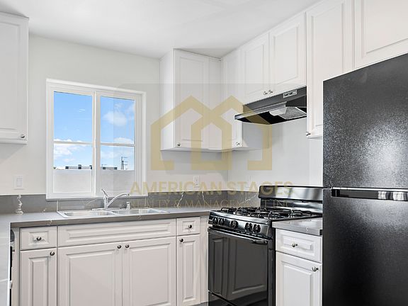 4th image of 101 N Broadway St #205