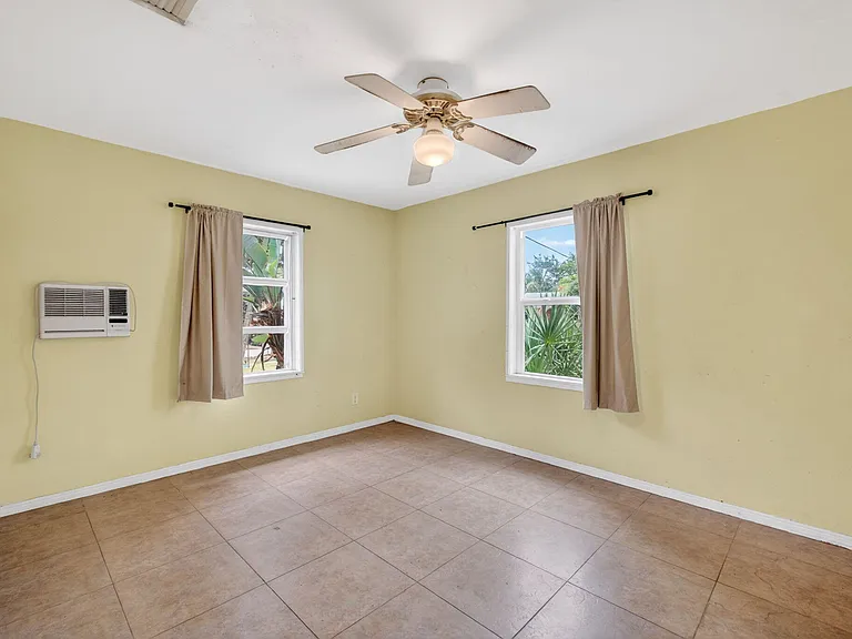 841 SW 18th Ct — Photo 34