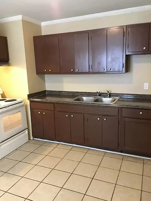 3 bed, 1100 sqft, $1,300 — Photo 2