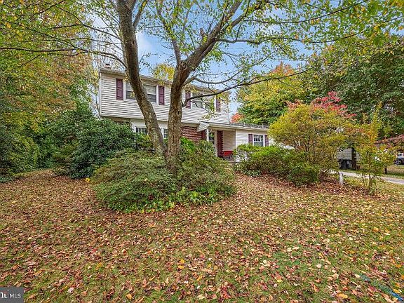 4th image of 1015 Essex Ave