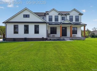 27598 Green Valley Dr, New Hudson, MI 48165