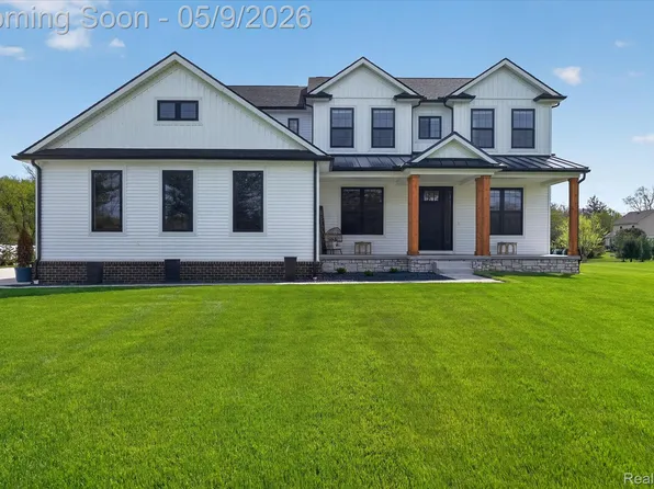 27598 Green Valley Dr, New Hudson, MI 48165
