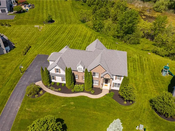 37 Turning Leaf Dr, Pittsford, NY 14534