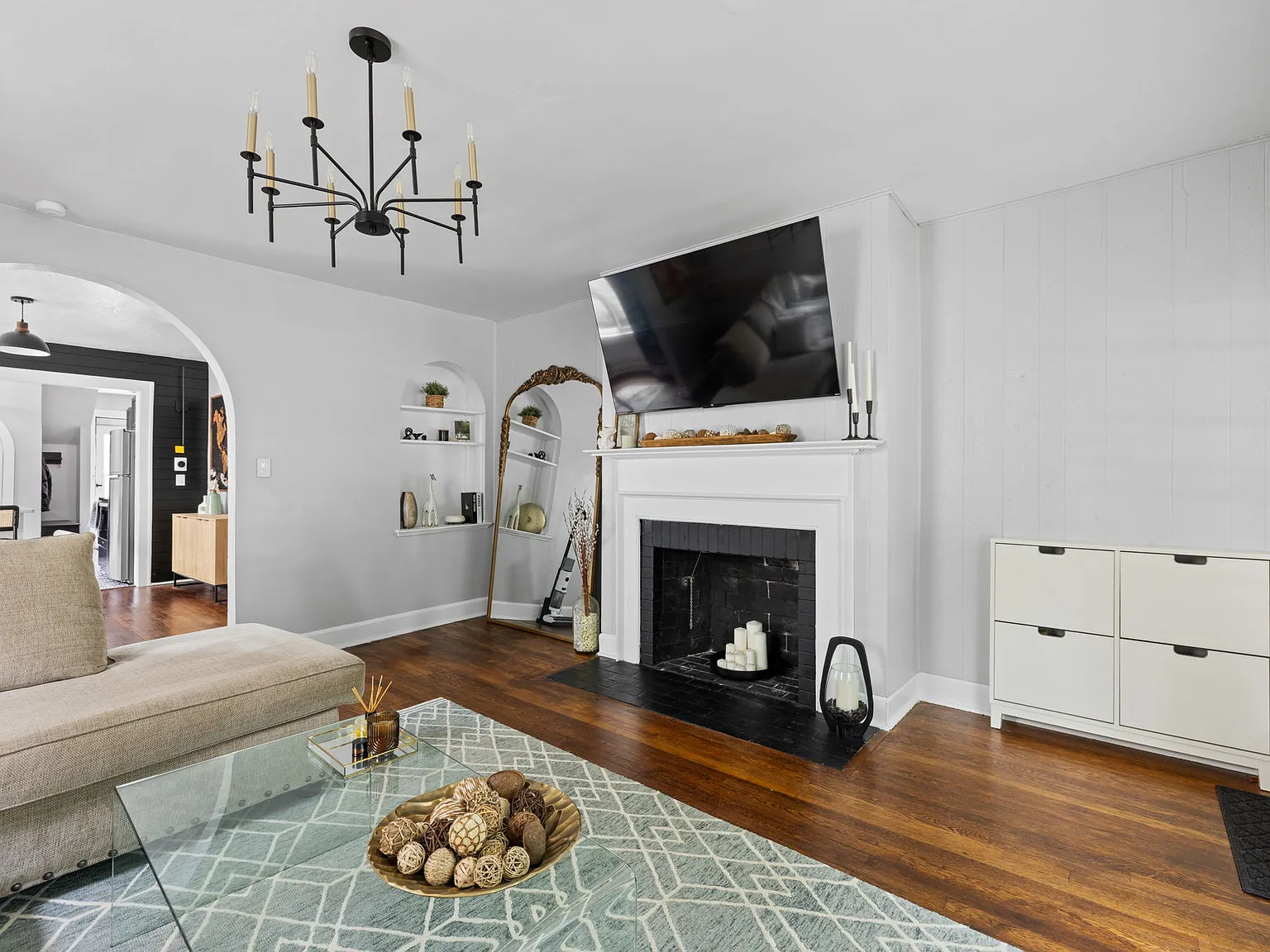 3 bed, 1.5 bath, 1900 sqft, $1,995 — Photo 2