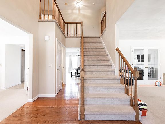 4th image of 914 Woodlake Ct