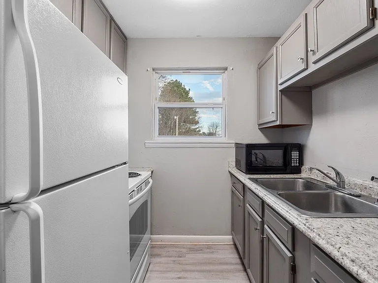 South Garden Apartments — Photo 15