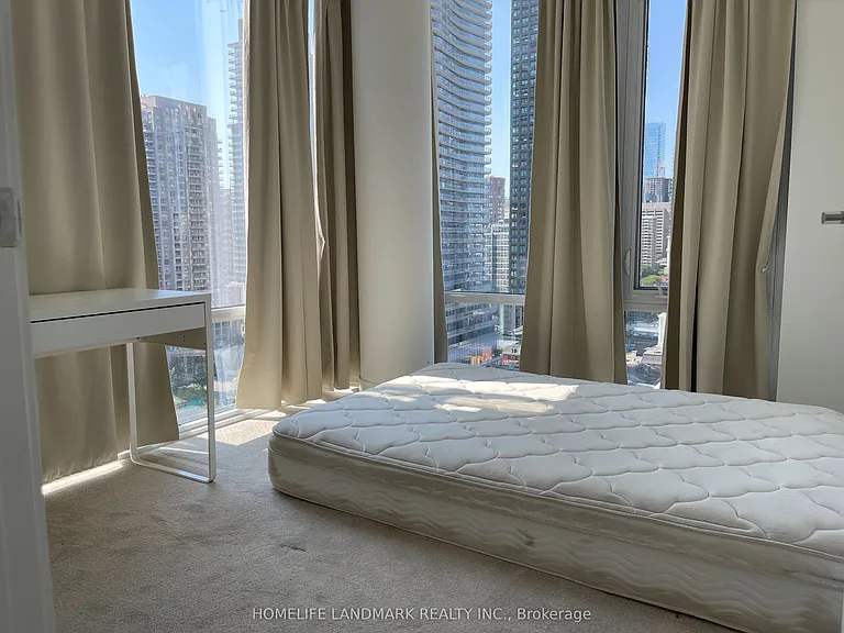 501 Yonge St #1402 — Photo 7