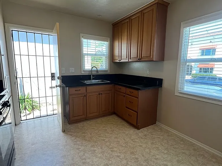 3910-3922 E Mayfield St — Photo 9