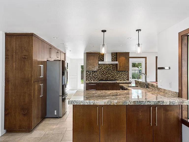 16711 SE 46th St — Photo 3