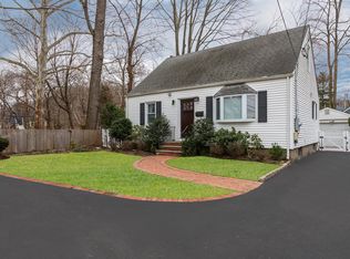 28 Harbor Rd, Port Washington, NY 11050