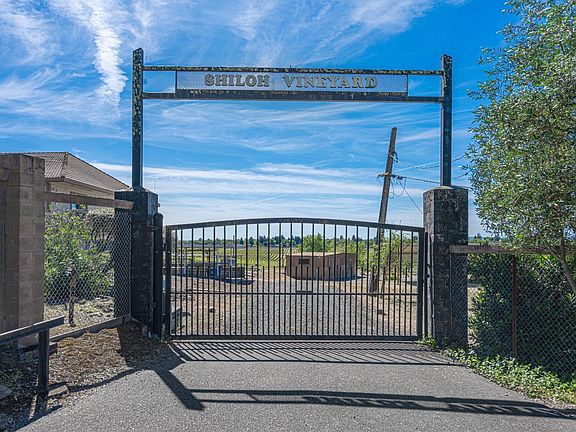 3rd image of 590 Pleasant Avenue