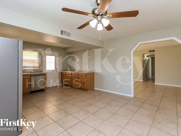 1941 W Portobello Ave — Photo 6