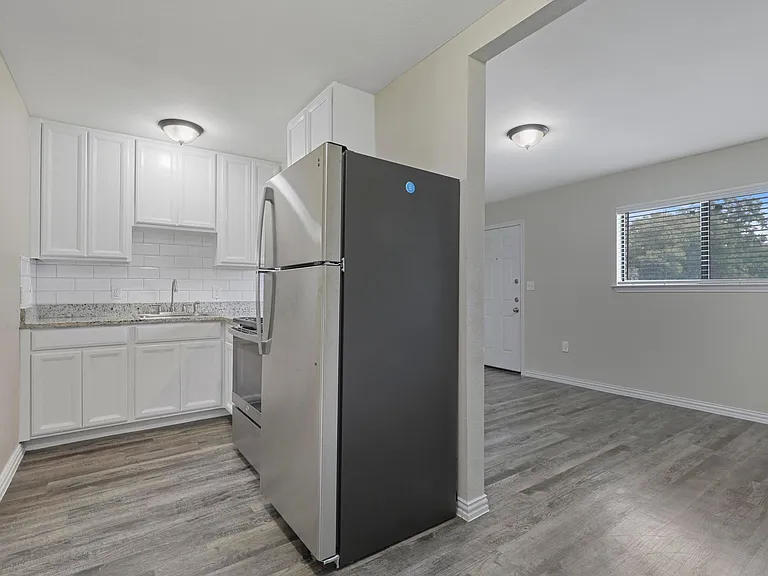 Oak Street Flats: Ranch Style Fully Remodeled Come Check Us Out — Photo 8