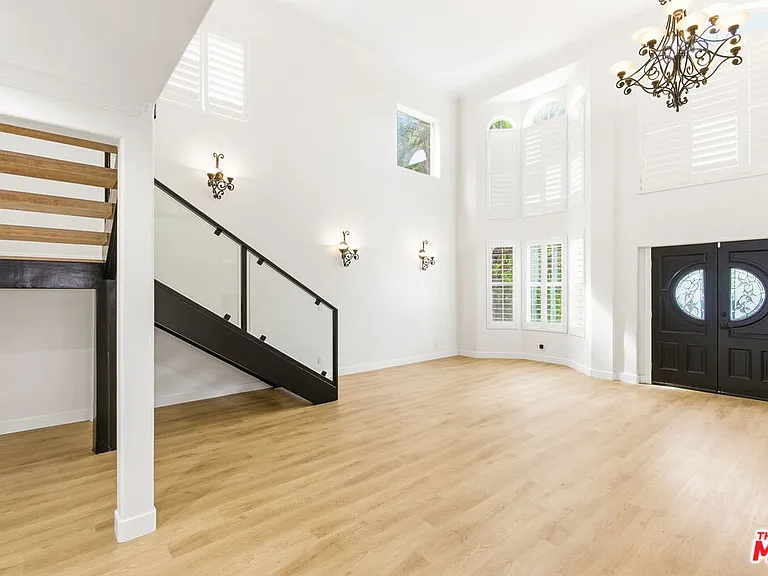 23114 Mariano St — Photo 11