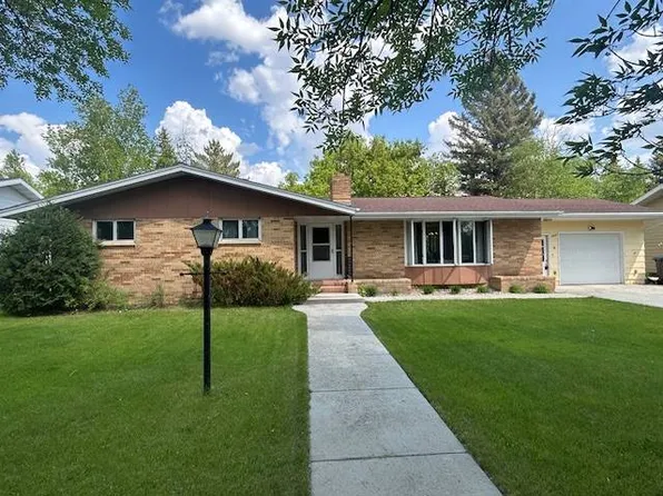 1033 Elm St, Bottineau, ND 58318