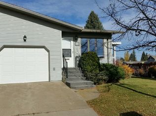 827 1st St N, Carrington, ND 58421