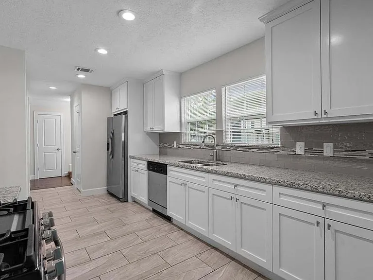 3718 Eagle St — Photo 5