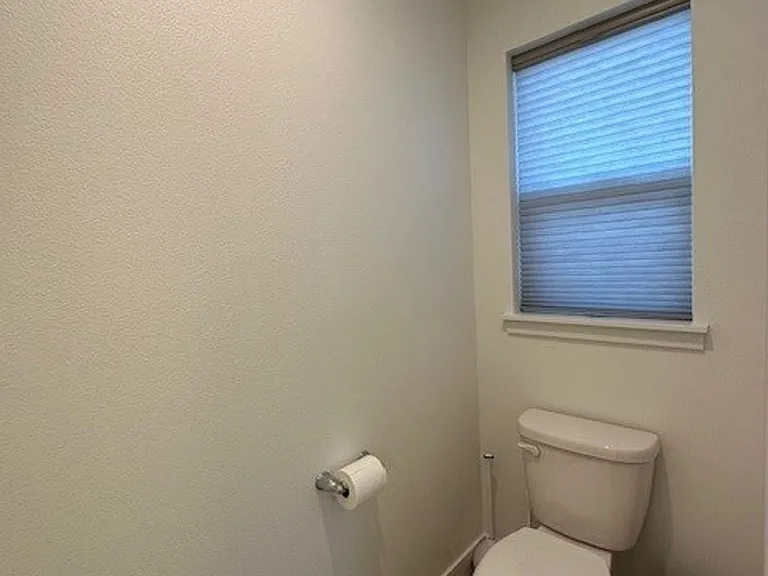 710 NE Rickenbacker Rd — Photo 15