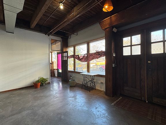 2nd image of 915 W 16th St #1