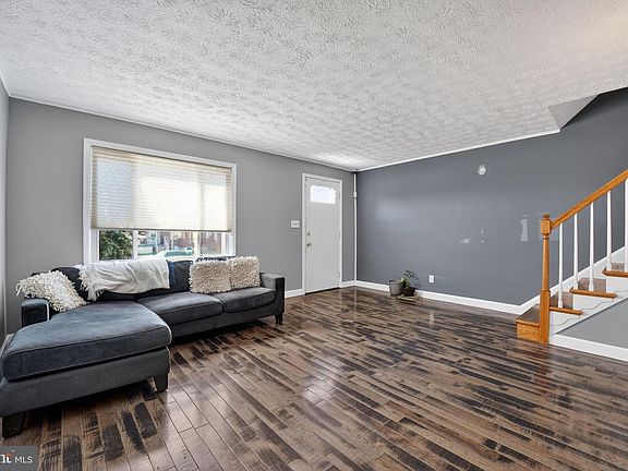 3rd image of 237 Riverthorn Rd