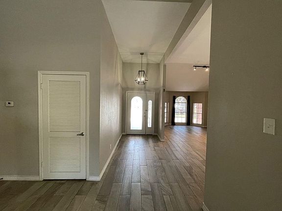 3rd image of 1605 Woodland Dr