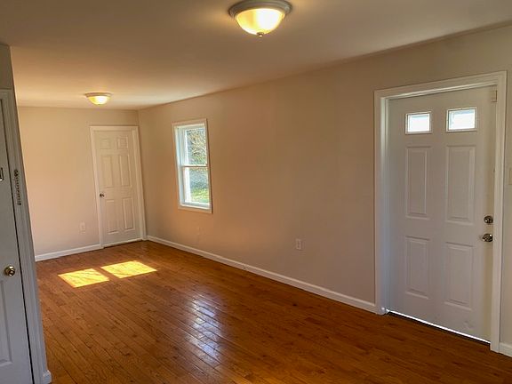3rd image of 105 E Hazeldell Ave