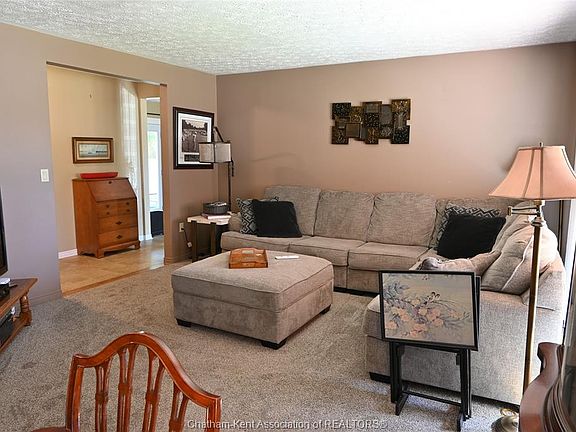 4th image of 5 Bernard Ave E