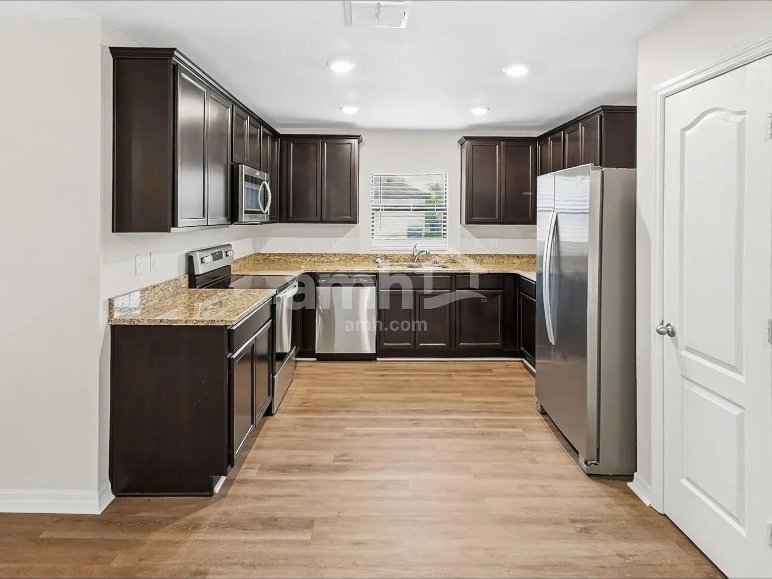 3 bed, 2.0 bath, 1629 sqft, $2,090 — Photo 3