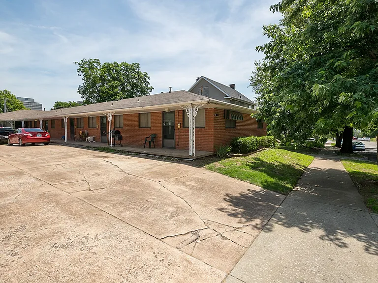 1401-1403 S Frisco Ave — Photo 1