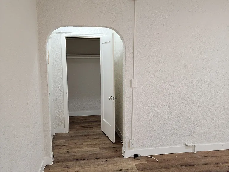 Modern Living in Koreatown: Stylish Studio Apartment — Photo 27
