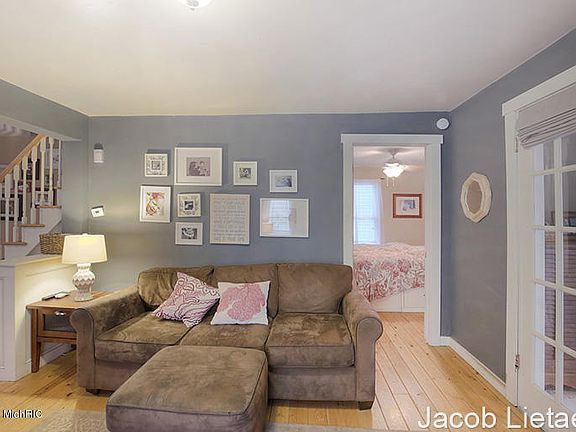 5th image of 240 Travis St NE